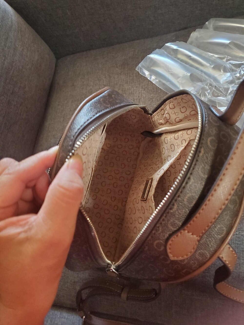 NEW GUESS Backpack - Picture 6 of 9